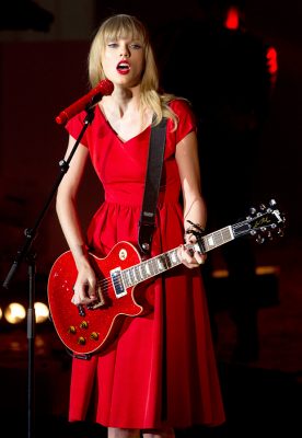 Taylor Swift performs songs from ‘Red’ at a London shopping center in 2013