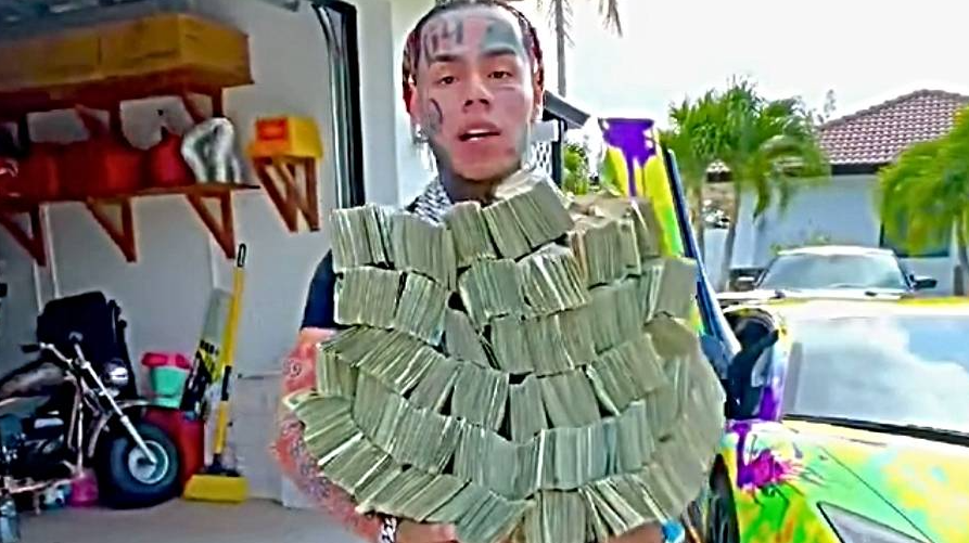 6IX9INE FLEXES OVER $1.3M IN CASH FOR THE 'GRAM AFTER CLAIMING HE WAS 'STRUGGLING TO MAKE ENDS MEET'