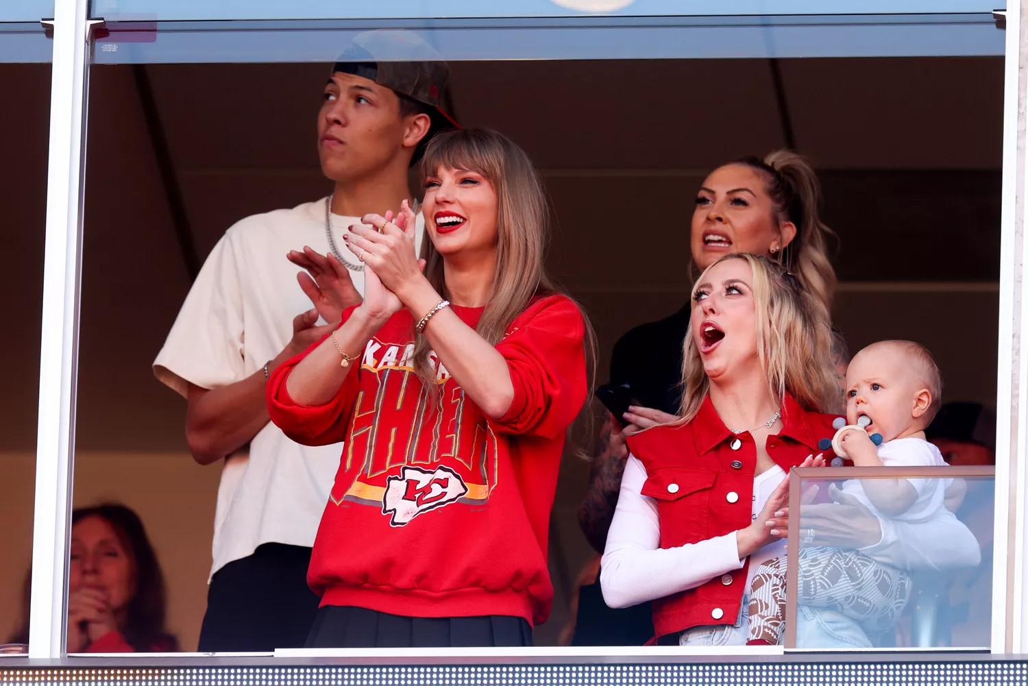 Taylor Swift wears #87 friendship bracelet to Kansas City Chiefs game. 