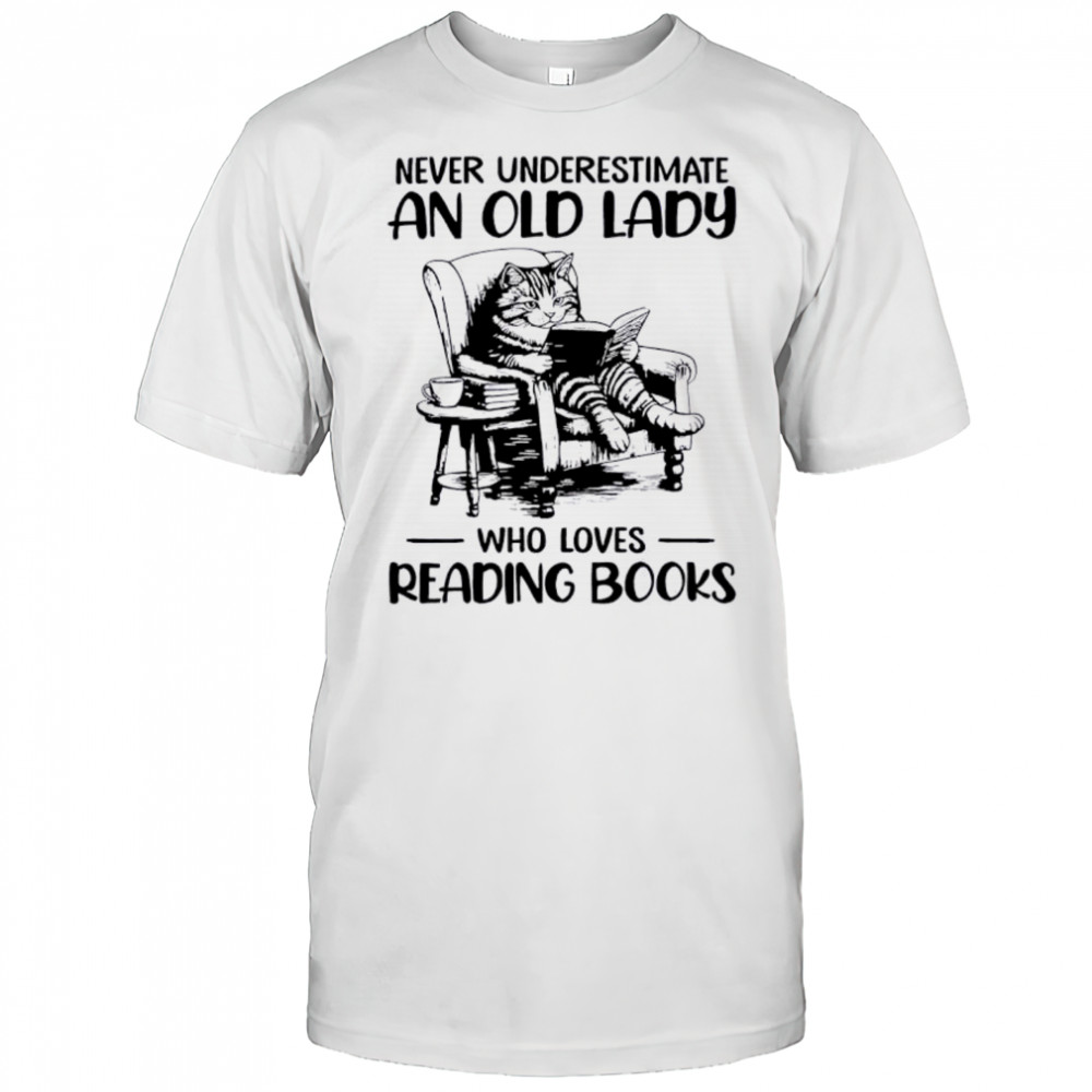 Cat never underestimate an old lady who loves reading books shirt