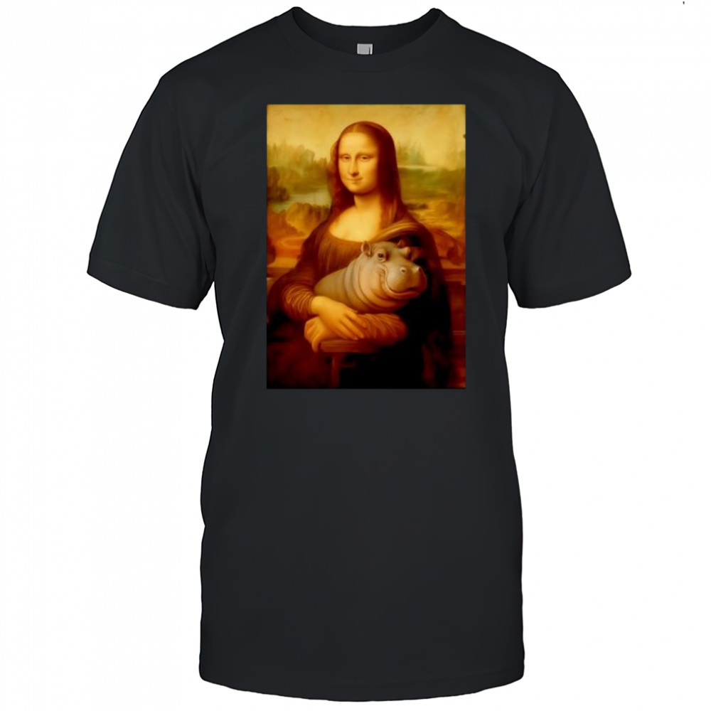 Mona Lisa carry Moodeng shirt